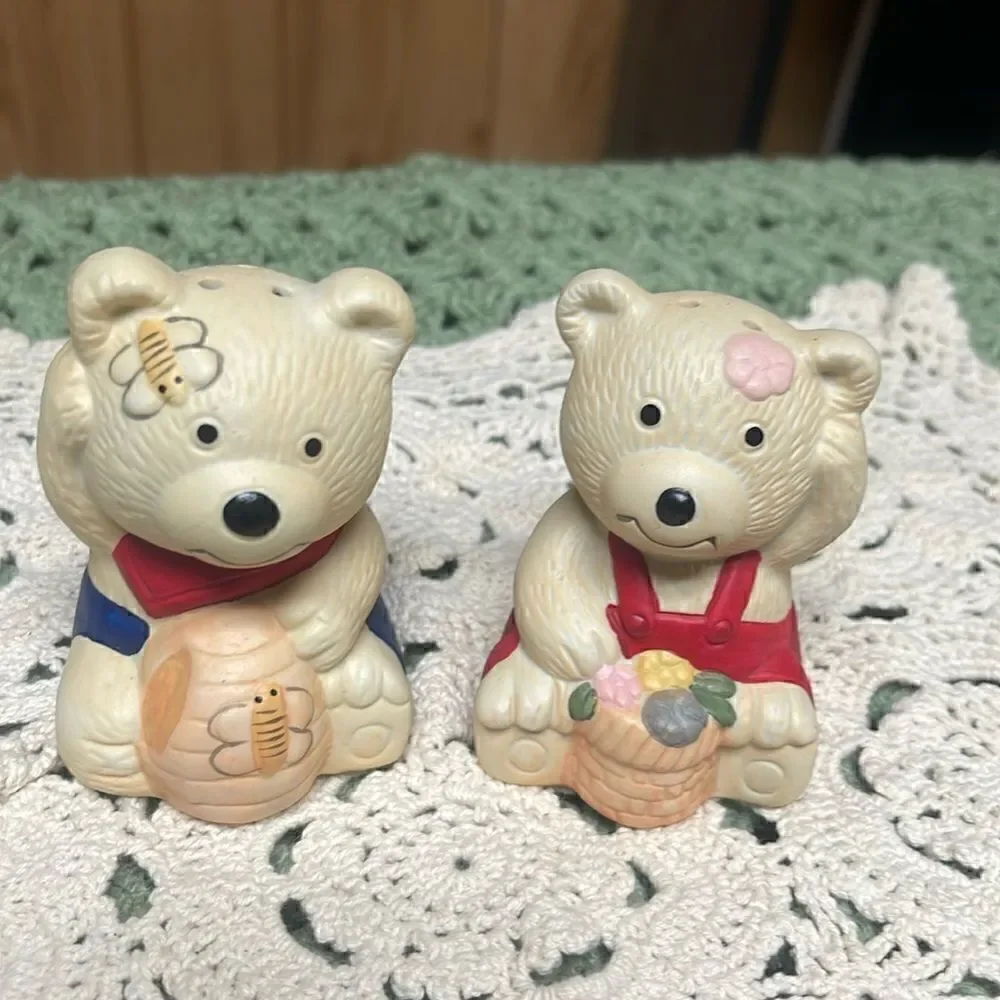 Vintage Cute Mama and Papa Bear Ceramic salt and pepper shakers